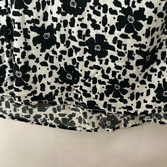 ILANCO NWT black & white abstract floral,  v neck , tie strap cuffs, hi low - Picture 14 of 14